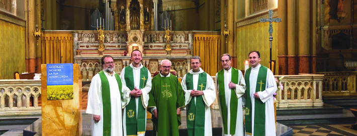 Padre Rinaldo Battaglio con i confratelli al termine della messa dei 60 anni di ordinazione