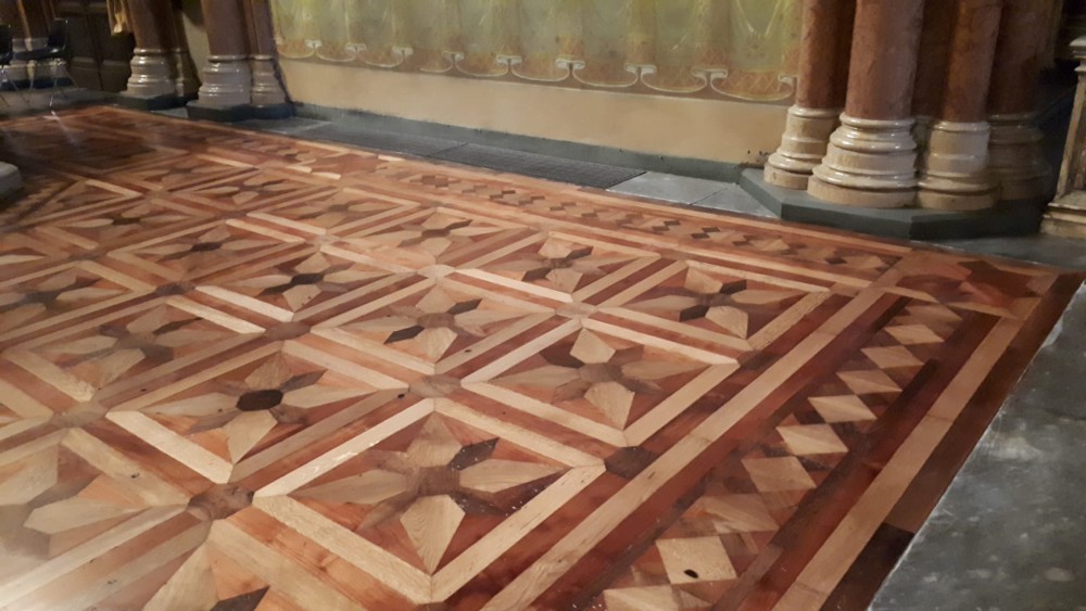 Il pavimento ligneo dell'altar maggiore dopo la levigatura e lucidatura 