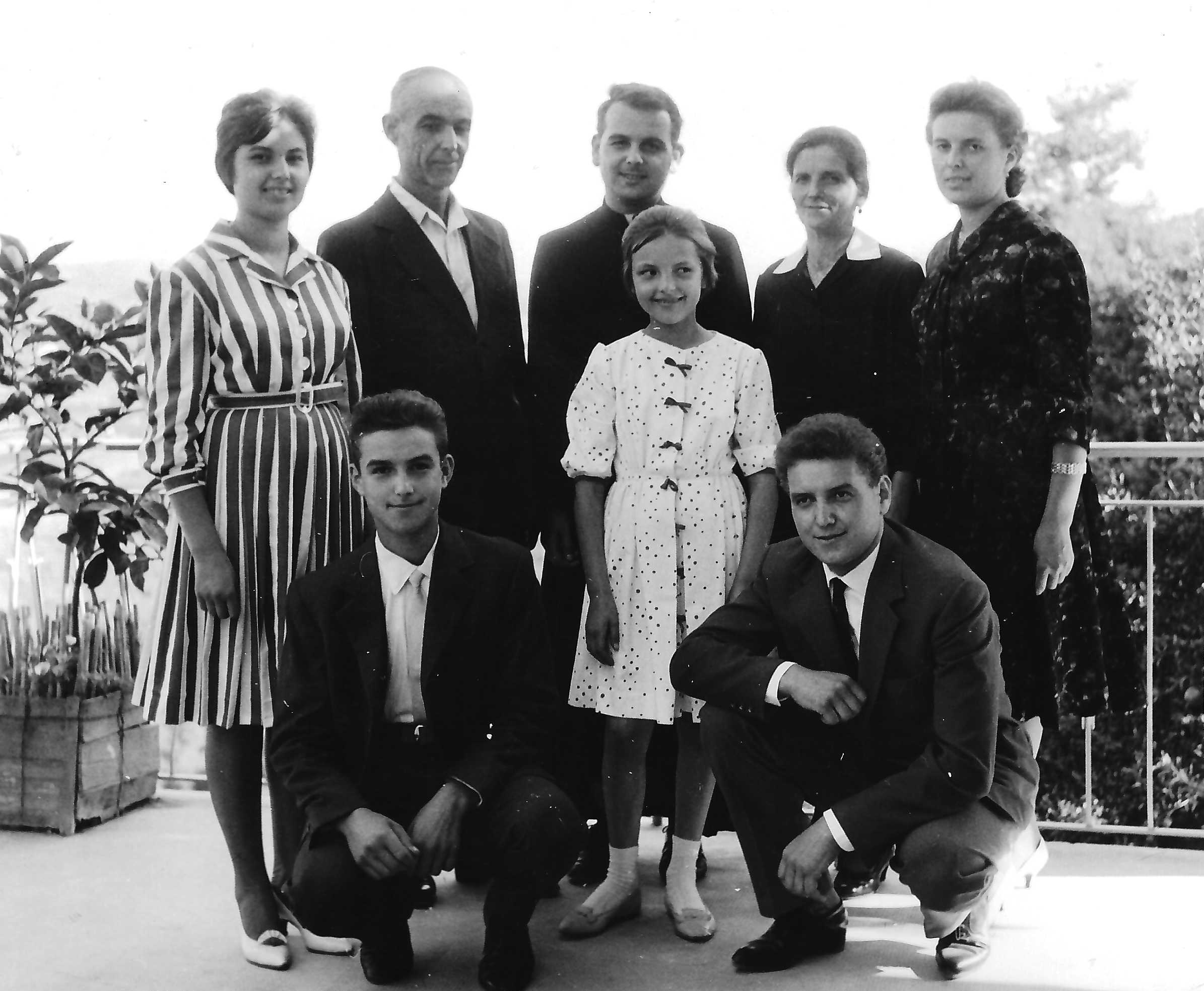 Padre Rinaldo Battaglio, con genitori, fratelli e sorelle, nel giorno della sua prima messa