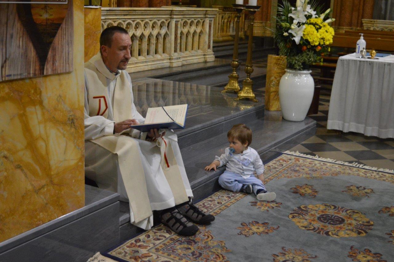 Padre Ottorino Vanzaghi durante la celebrazione di un Battesimo