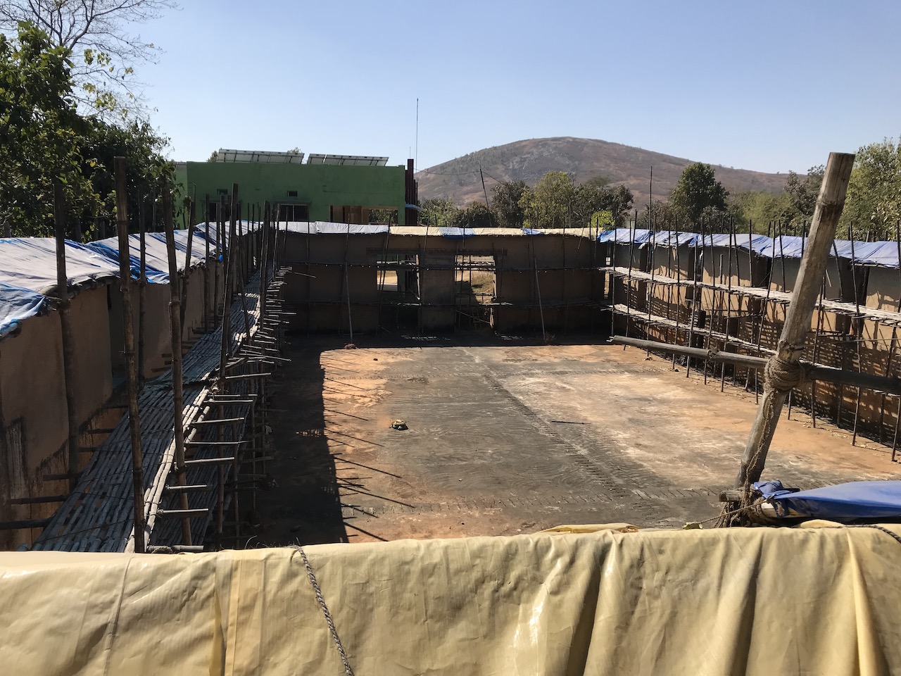 La sala polivalente in costruzione nella scuola di Jareya, in India.