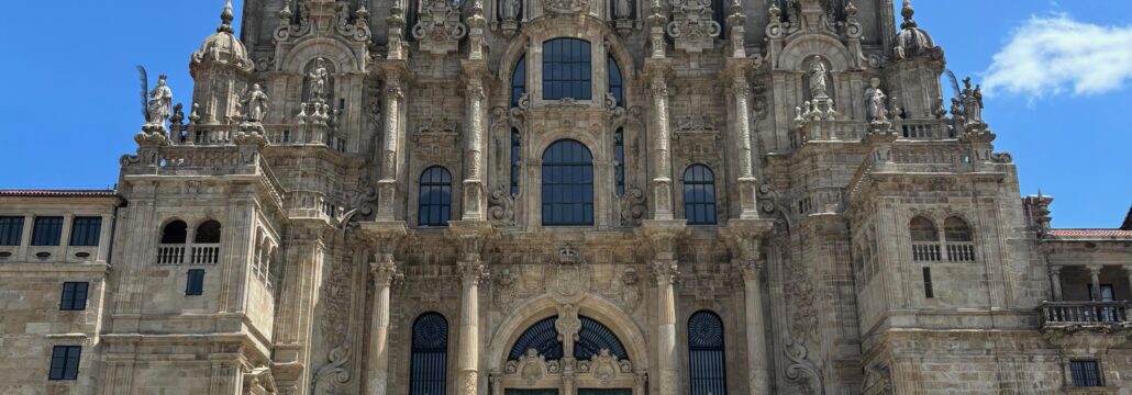 Gruppo 1, ragazzi e ragazze di Cima 1 all'arrivo a Santiago de Compostela