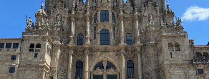 Gruppo 1, ragazzi e ragazze di Cima 1 all'arrivo a Santiago de Compostela